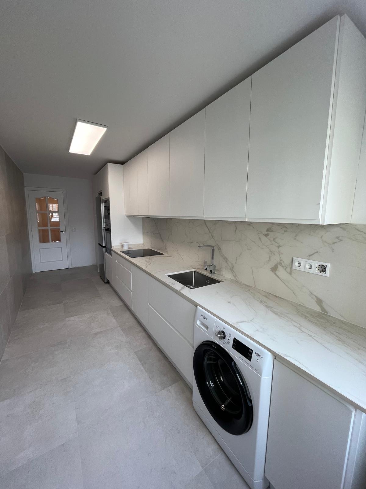 Cocina en blanco